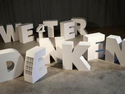 "Weiter denken" - Buchstaben aus Pappe und Karton