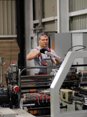 Klebemaschine für Verpackungen